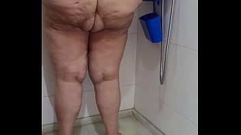 Coolmarina. Se Mea La Gorda En La Ducha Y Luego Se Limpia Bien free video