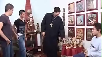 Padre Dá Duro Em Coroinhas / Priest Fucks Altar Boys free video